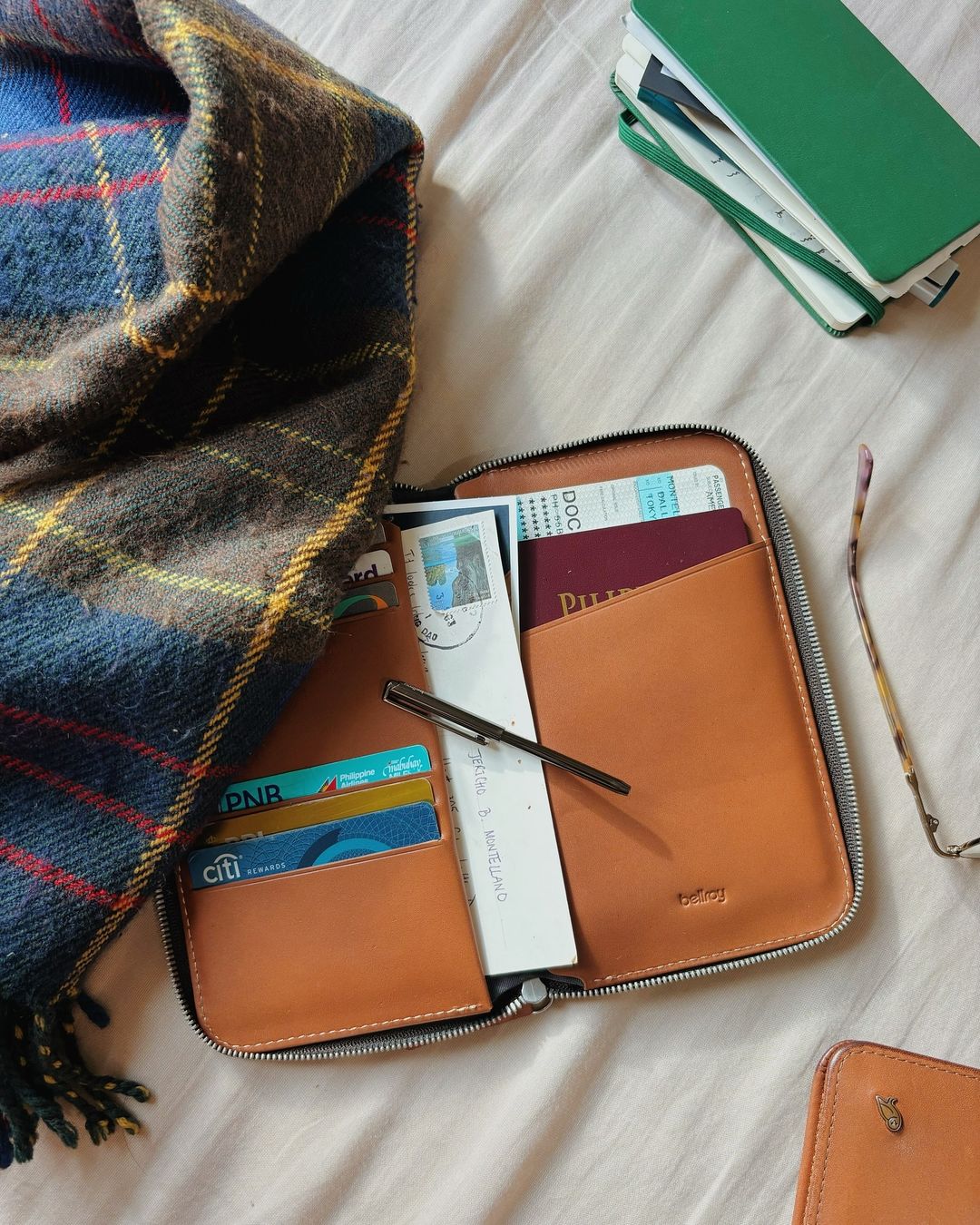 Travel Folio | レザーを使用したファスナー開閉の旅行用パスポート